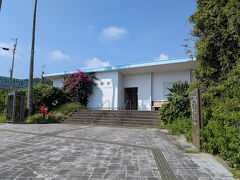 宮崎県は、観光客にとっては、公共交通機関がかなり脆弱です。
かと言って、ひとり旅ではレンタカーは不安（泣）
バスと電車の時刻表をがっつりと勉強しましたが、何とも本数は少ないし、接続が悪い。
そこに、ランチを当てはめると、これまた難しい。
どうしてもロスタイムが発生しちゃいます。
なので、今回の不良サラリーマンは、王道観光もかなり少なめです。
まあ、たまにはそんな旅もいいよね。
宮崎駅から列車に乗り、青島駅に到着しました。
駅員さんは見当たりませんでした。
Suicaは使えませんでした。
久しぶりに紙の切符を買ったかもしれん。