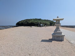 参道の入り口に戻ってきました。
それにしても、青い空、海、鬼の洗濯岩、ジャングル、灯篭って、不思議な光景だな。
晴れてよかったなぁ～。
元々は、８月の第１週の金土で訪問する予定でしたが、台風が近づいていたので、慌てて日程変更したんですよ。
雨だったら、観光も厳しいもんね。

宮崎王道観光のひとつ、青島神社に参拝することができました。
２月のキャンプイン、ジャイアンツの選手が必勝祈願しているニュースって、よく見ますよね。
実は、プロ野球のキャンプって、見学したいなぁ～と思っているんですけどね。
まあ、宮崎と沖縄に集中しているんだよね。
ちょっと考えてみようかなと思ったりなんかしたりして。