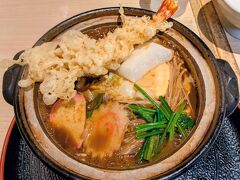 名古屋名物の「きしめん」も食べたく、お店「きしめん亭 エスカ店」で食事。「鍋きしめん（天ぷら・もち入）」を注文。