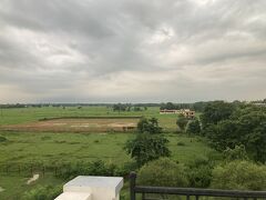 ルンビニの朝、ホテルの屋上からの写真。今日の天候は、晴れのち曇り時々雨、ところにより強く降るでしょうって感じ。
ルンビニはカトマンズに比べて気温は４～５度くらい高い。そして常に蒸していた。カトマンズが日本の１０月、ここは南関東の７月の感覚に近い。