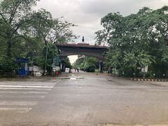 ゴータマブッタの生誕の地がある公園の入り口がすぐそこだ。本来はこの公園有料のなのだが、早朝＆外出禁止令の出る国内情勢から係員はいないんだとふんだ。
↑というかいないでほしいとの強い願望。