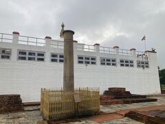 聖堂を出ました。すぐ脇にあるアショカ王の石柱。
アショカ王は、仏教初期にインド中央部で仏教を広めたお方。
これのコピーが千葉の鋸山日本寺にある。