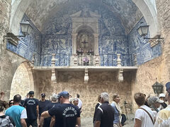 城壁の中に入るオビドスのメインゲート、ポルタ・ダ・ヴィラ。
「ポルタ」は門、「ヴィラ」は村という意味。敵の侵入を防ぐために二重のジグザグ構造になっていて、通路の内側は18世紀のアズレージョのタイルがきれい。