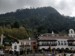 奥の白い建物がロープウエイの駅
ロープウエイの他にも箱根登山鉄道の様なケーブルカーもある