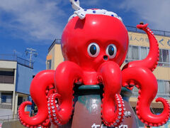 篠島経由で日間賀島の東港に到着。所要時間は２０分程度。
タコのモニュメントがお出迎え。