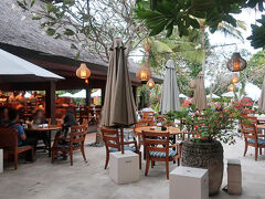 プールに面したもう一つのレストランOmang OmangでもPizzariaのメニューが注文できるとのことだったので、 そちらで食べることにしました。