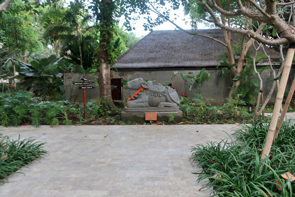 隣接するハイアットリージェンシーへは、私たちの部屋からは海沿いを通るよりも庭園側の連絡通路から行くほうが近そうだったので、通路へ行ってみます。