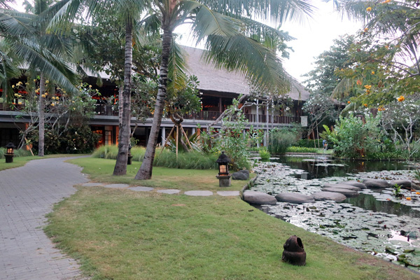 とはいえ歩けないほど遠い訳ではなく、庭園を超えるとすぐに海側にあるプールへ出ます。