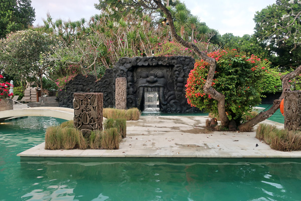 プールに橋がかかっていたりと、子供向けには良さそうなデザインです。