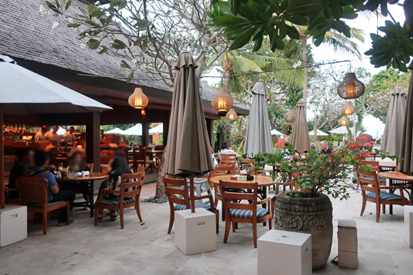 プールに面したもう一つのレストランOmang OmangでもPizzariaのメニューが注文できるとのことだったので、 そちらで食べることにしました。