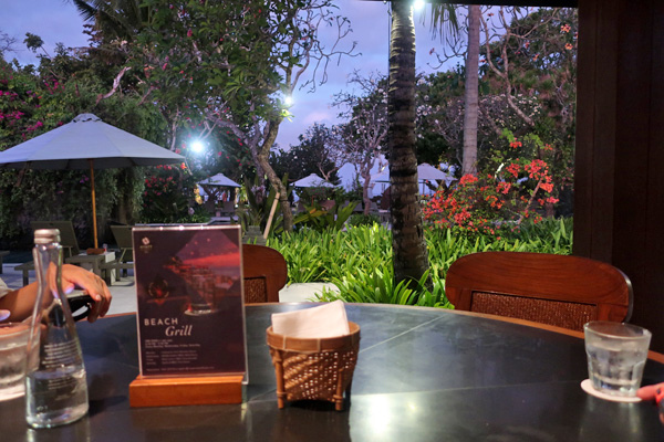 プールが見えるテーブルにしました。