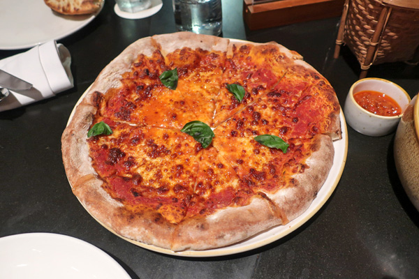 Pizzariaから運んできたマルゲリータ。