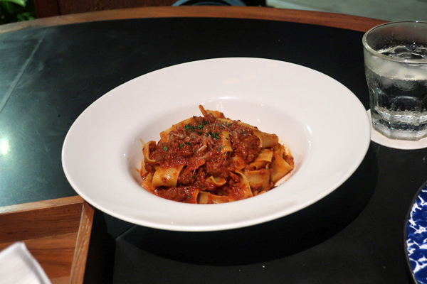 同じくPizzariaからボロネーゼ。<br />Pizzariaで食べられなかったのは残念といえば残念ですが、こちらでOmang OmangとPizzaria両方のメニューから注文できたので、かえって良かったかも。<br />食べているうちに海からの風が強くなってきましたが、Omang Omangのほうは木々に囲まれているのでそれほど風は強くならず。 その面でも、こちらで食事できてよかったです。