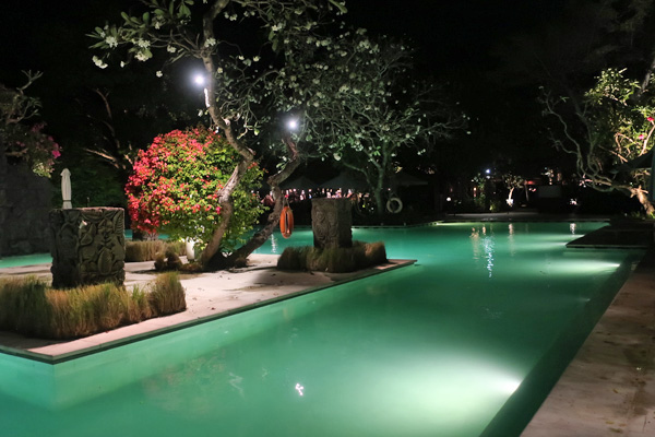夜のプール。