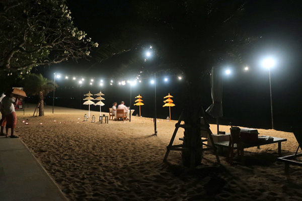 帰りは海沿いの遊歩道を通ってアンダーズまで。ビーチでディナーをしているカップルもいました。