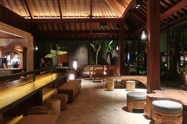 レストランのそばにあるラウンジへ行ってみることにしました。