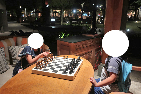 ルールが分からない状態でチェスをプレイする子供たち。