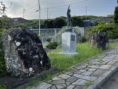 朝ごはんまで時間があるので、神子の浦展望広場にも行ってみる。その途上、還住を果たした佐々木二郎太夫さんの像と新島のモヤイ像。苦難の上にも帰還を果たす引力がこの島にはあったのだなぁと実感。