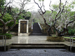 さて メラスティビーチを後に、今度は ウルワツ寺院にやってきました。
この時、ついに雨あしが強くなってきて．．．土砂降りです（悲）

駐車場から入口を通り、広い園内の中を歩いてきました。
実はここ、野生のいたずら好きの猿が有名で、現地ガイドから「観光客の眼鏡や帽子など取りにくるから 気をつけて」と言われていましたが．．．幸い この天気だから、猿たちに会うことはありませんでした。