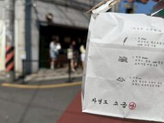 朝イチで今流行りの聖水へ！
今日から気候同行カードを使っていきます。
コンビニで店員さんに気候同行カードの画像を見せたら、すぐに購入できます。地下鉄もバスも乗り放題。観光客の強い味方ですね。

絶対混雑するのが分かっているので
朝ごはんも聖水で食べよう！と言うことに。

まずは、「紫燕島(チャヨンド)ソグムパン」
カナダ産最高級小麦粉、フランス産バター、フランスのゲランド天日塩の３つを使った塩パン。
メニューは、｢塩パン１種類だけ｣のテイクアウト専門店。
1、店先にある発券機で交換券を出す。
2、受け取り列に並ぶ。
3、交換券を渡す。
という流れで１袋４個入りの塩パンが受け取れます。

朝イチなだけあって、並んでない！
交換券を出したら、すぐに手渡してもらえました。
ラッキー！
ちょっと歩いて小さなベンチに座り、パクり。
温かくはない。
バターたっぷり、塩も効いていてシンプル。
うま～。
温めて食べると美味しいだろうな…と思いながら
ここは旅先。温めるわけにはいかないので、そのままパクパクといただきました。

2時間後に通ると行列に。
やっぱりね！