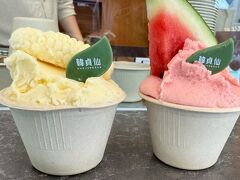 左はスイートコーンのアイス
右はスイカのアイス
チョコの葉っぱ付き。

お味は…
コーンはコーンポタージュをアイスにした味。
スイカは…最初は青臭い…食べれない…ほのかにどこか遠くにスイカがいる味でしたが、そのうち慣れてきて、スイカらしく感じることはできたかな。
リピはなし。

お口直しで目の前のミナリユッケの店に入りたくなりましたが、予定があるので気を取り直して、｢オリーブヤングN聖水｣へ。
１階ポップアップコーナー、雑貨、お菓子、カフェ
２階コスメ、メンズアイテム、K-POPグッズコーナー３階コスメ、食料品、小物・雑貨コーナー
４階メンバーシップラウンジ

コスメはメイクアップもスキンケアもお試しができるコーナーがあって良かった。
他の店舗を見て回って、ここにしかない物もある。
この店舗で気になった物は購入しておく方がよい。

この後はソウルの森へ。
パジャマショップ｢Juuneedu｣
肌触りの良いパジャマが2万ウォンなど
ここは日本人が多い。

結構歩いてランチの時間もちょっと過ぎたので
清潭洞のユッケビビンパを食べに移動。

「永川永化(ヨンチョンヨンファ)」
毎朝、市場から韓牛を仕入れ、１階のオープンキッチンで調理、新鮮な牛肉やユッケが食べられる。
芸能人にも有名なお店でサインがたくさん。
韓国フリーアナウンサーのヒョンムさんがMCしていた水曜美食会で紹介された名店。
日本では元AKB指原莉乃さんが1泊中４回も訪れたと有名になりました。
地元の仕事仲間とランチに来てるビジネスパーソンも多く、一階は満席。上階があるらしく、何組か上に案内されていた。