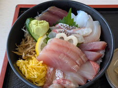 お刺身がかなり分厚かったです。
しかも、種類も量も多いね。
カツオ（刺身、たたき）、マダイ、ニリ、沖サワラ、水イカ、湯引きタイ、シビ、ちりめんくぎ煮、錦糸卵のラインアップです。
ニリは、カンパチのことです。
シビは、マグロのことなんだってぇ～。