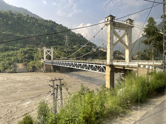 ビシャン地方からタコト橋(インダス川)を渡たりタコト地方へ入ります<br />ここでカラコロムハイウゥイは終わり<br />タコト地方は厳しいイスラム教なのかな？「人物の写真はダメです」<br />橋の手前と向こうの2箇所チェックポイントありました