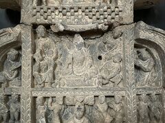 14:50
遺跡に隣接して博物館があるんですが
なんと停電で館内は蒸し風呂状態で薄暗いし
ごめんなさい、早々と引き上げ屋外へ
屋外はまだ気休めの「そよ風」があって(^_^;)