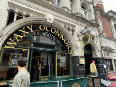 近くのパブで飲んでいる友人から連絡が入り、合流することに。

Waxy O'Connor'sというアイリッシュパブの位置情報が送られてきたので、徒歩で向かい、無事に到着。