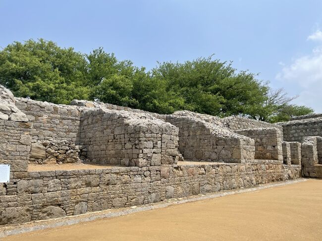 囲いが各々の僧坊となっています<br />蝋燭台が2つずつあるので、2人部屋と思われるそうです