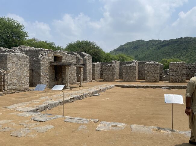 さらに奥に進むと大きな広場が現れました<br />僧侶が暮らした僧院区です<br />真四角の広場の周りには僧坊が残っています<br />イギリス人の考古学者が1872年より発掘を始めて、今尚発掘は続いています