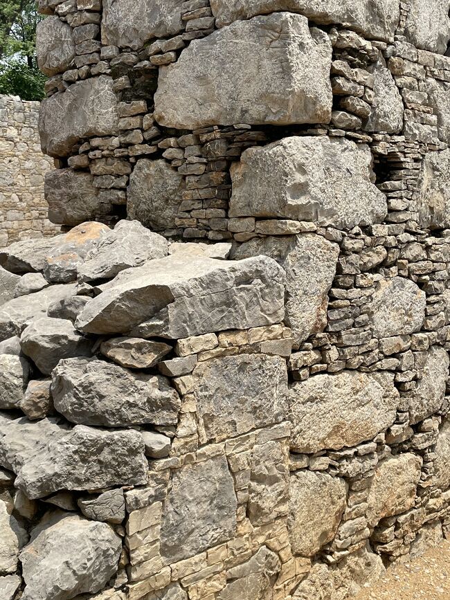 石で作った壁は40cmほどの厚みがありました