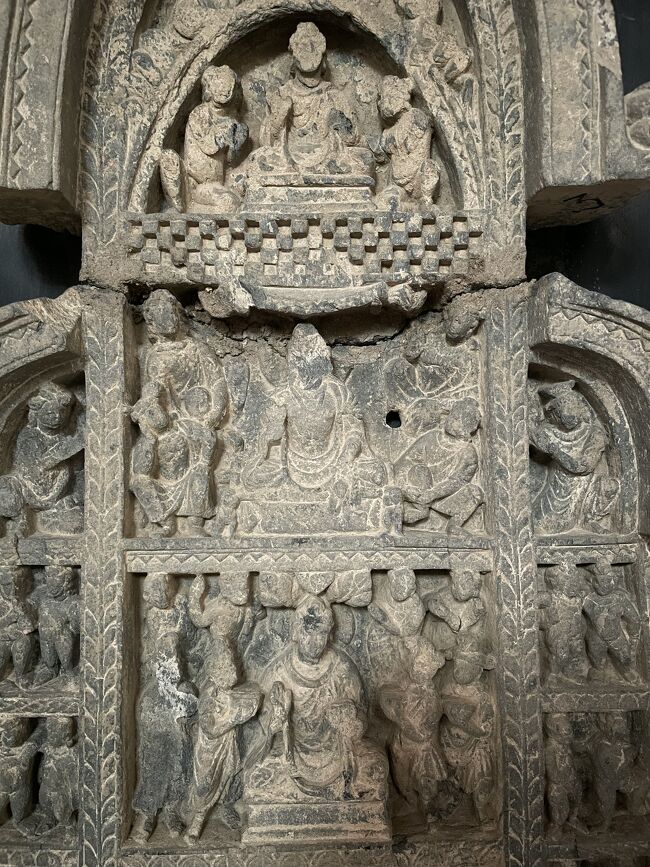 14:50<br />遺跡に隣接して博物館があるんですが<br />なんと停電で館内は蒸し風呂状態で薄暗いし<br />ごめんなさい、早々と引き上げ屋外へ<br />屋外はまだ気休めの「そよ風」があって(^_^;)