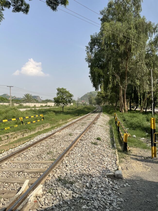 クーラーの効いたバスでイスラマバード市内へ向かいます<br />この線路はイギリス時代のものでラホールまで繋がっています