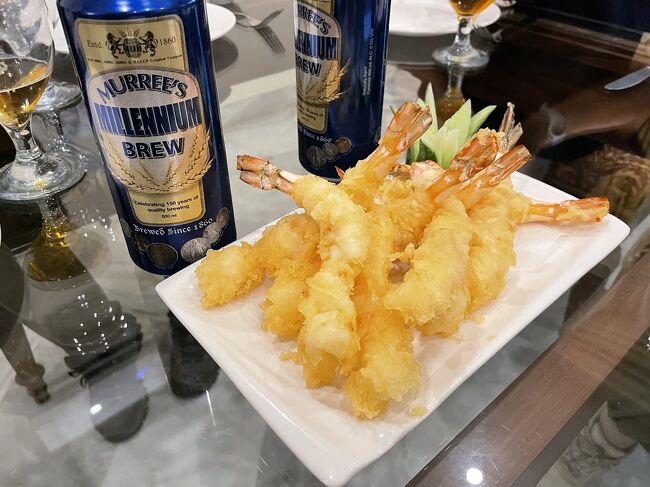 なので今夜は「海老の天ぷら」とお待ちかね冷えっ冷えのビール(^з^)-☆($5)<br />クーラーも効いてるし、あ～～しあわせ！<br /><br />お二人を残して空港へ向かいます<br />お一人はペシャワールへ、もうお一人はラホールへ旅を続けられるそうです<br />そしてバンコクでもお一人離脱されました。<br />後の７人は搭乗、、、とここで３人の方が足止め<br />何があったんだ？<br />えっ！いいなぁ～オーバーブッキングでビジネスなんだって～良いなぁ良いなぁ<br /><br />ツアーとても楽しかったです<br />皆さん大人で、添乗員さんも大人対応だからある程度の自由行動もOKだし<br />一番勝手な行動してたのは私かな？直ぐにウロウロするもんね<br />でも「この街(ベシャム)は1人で歩かないでね」は行かなかったよ、当たり前か<br />皆さんありがとうございました<br />フンザもう一度行きたい、いや二度？三度？<br /><br />ありがとうございました