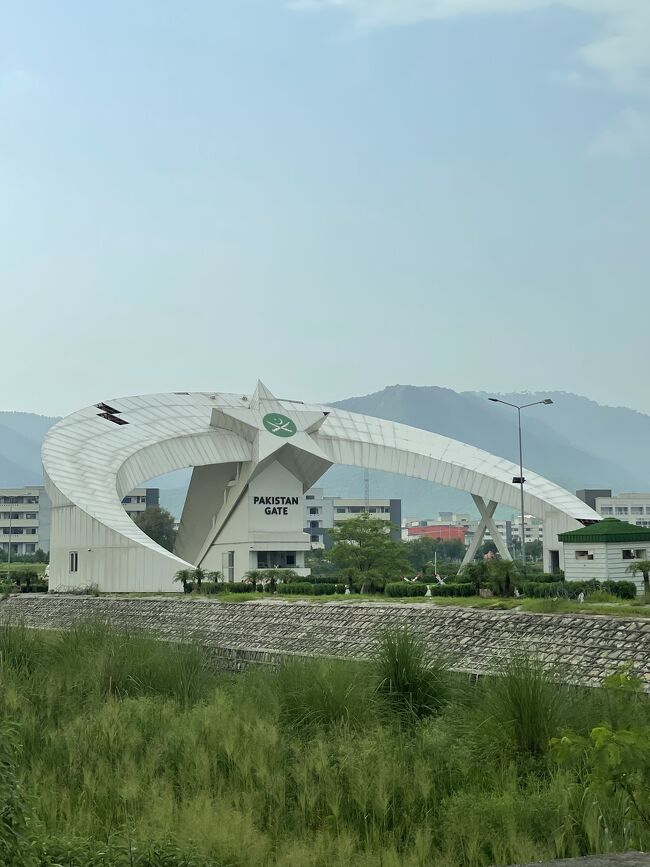 軍人さんが住んでるエリアだそうです<br />停電なんて無いんだろ～な<br />時間があったので「ファイサルモスク」を車窓から。<br />ツアーメンバーからの要望で「モクスはいいからスーパー行きましょ」で大きなイオンみたいなスーパーに立ち寄りました