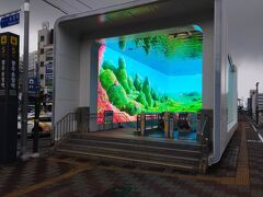 地下鉄の降り口で絵が動いてる？
僕だけ驚いて駆け寄る。