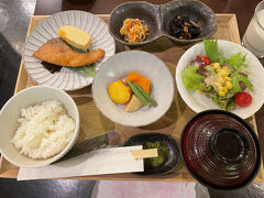 ４日目。今回、宿泊は朝食付きにしたのですが、ホテルサンルート彦根では、和朝食がセットされた状態で運ばれて、そこにバイキングで追加する、という仕組みでした。バイキングでとったのはサラダだけ。お腹いっぱいになりました。