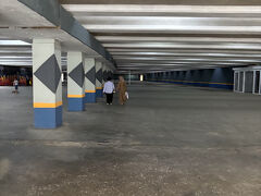 荷解き後、街へ繰り出します。ショッピングポイントが分散している為，駅からは地下鉄を使います。これはタシケント鉄道駅目の前の地下鉄入口から降りた景色、とても地下鉄の駅とは思えない