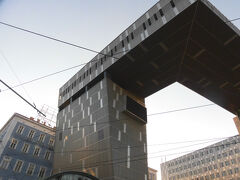 地下鉄駅で乗り換え。