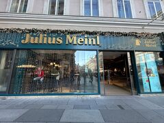 実質ウィーン最終日

ユリウスマインルに行ってみました。
ローマと違ってあまり日本人を見かけなかったウィーンですが、こちらにはめちゃくちゃ日本人がいました！
下調べもしていなかったので、「何がおすすめなのか教えてください」って聞こうかと思ったくらい。

結局ユリウスマインルのマークがあるものを少しだけ購入。
