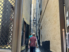 モーテントローツィグ通り
誰もいなくてラッキー、なのも束の間、、ほぼ同時に見つけた方々が意気揚々と進んで行き…
すぐ立ち止まったりして進めないので通り抜けは断念