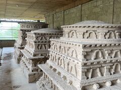 タキシラの仏教遺跡は山道を登ぼり街を一望できる丘の上にあります

ストゥーパの基壇にはストゥッコ（化粧漆喰）の装飾が当時のまま残っていました