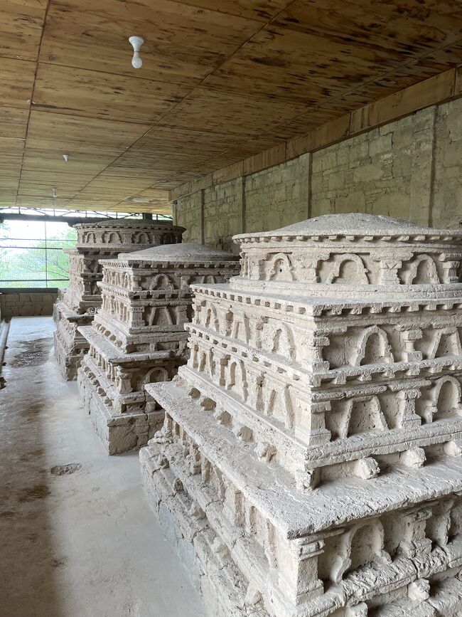 タキシラの仏教遺跡は山道を登ぼり街を一望できる丘の上にあります<br /><br />ストゥーパの基壇にはストゥッコ（化粧漆喰）の装飾が当時のまま残っていました