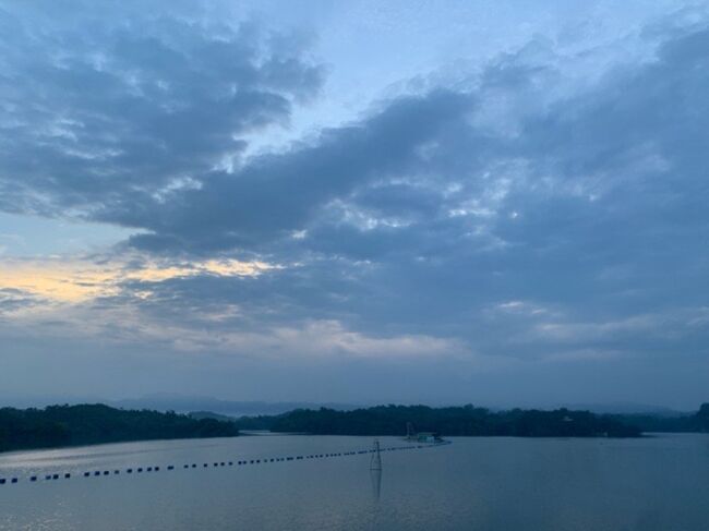 空が明るんできました