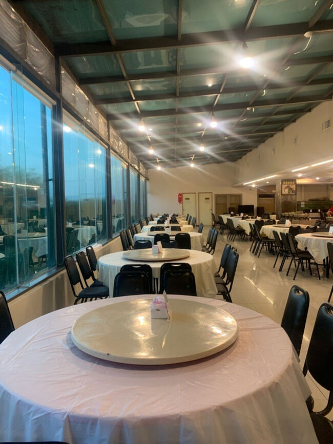 夕食の円卓が並んでいました