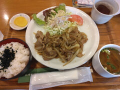 前夜と今朝のごちそう攻め(たぶん今夜も、笑)からは、控えめランチが妥当かと、近くのレストランの普通の定食