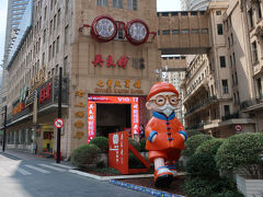 「七重天賓館」の正面入り口？… ビルに，眼鏡屋さんが入っているようです。