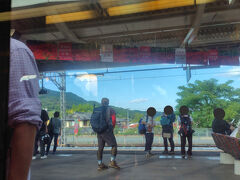 途中の高麗(こま)駅。
巾着田はここで降りるようですが、私はこの先まで乗っていきます。