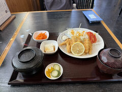 湖畔のお食事処でランチ
ワカサギのフライをいただきました